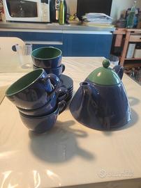 Servito teiera e tazze