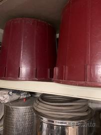 Botte di acciaio e tini in resina