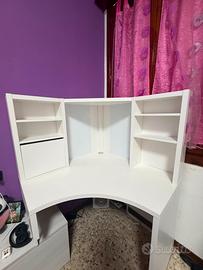 Scrivania angolare bianca con librerie