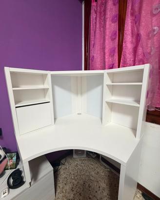 Scrivania angolare bianca con librerie