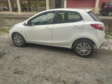 Mazda 2. Anno 2010  Benzina