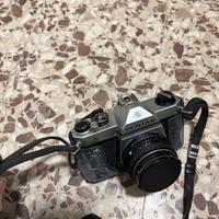 Pentax K1000 con obiettivo.