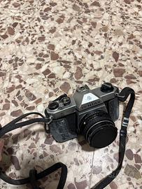 Pentax K1000 con obiettivo.