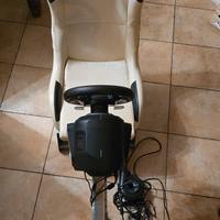 Postazione gaming Playseat con volante Trustmaster