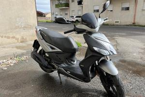 Kymco 125, con bauletto