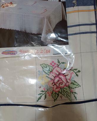 Tovaglia Corredo Vintage finemente ricamata