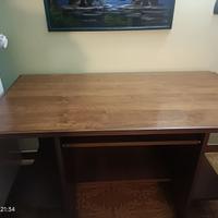 Scrivania in legno con ruote