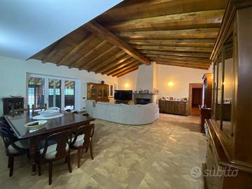 Villa di 950 m² con più di 5 locali e box auto dop