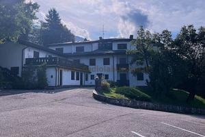 BILOCALE CON CORTE PRIVATA A BRENZONE (VR)