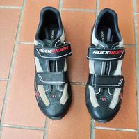 scarpe ciclista con attacco