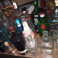 Bottiglie vuote di molte forme