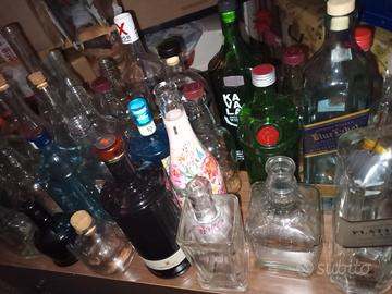 Bottiglie vuote di molte forme