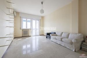 AMPIO E LUMINOSO APPARTAMENTO CON BOX AUTO