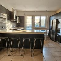 Cucina con penisola compresi elettrodomestici