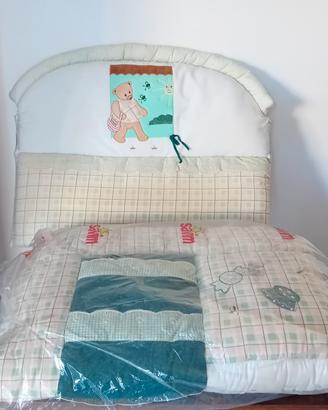 Paracolpi e piumino per culla.