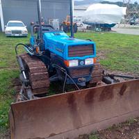 Trattore con apripista landini