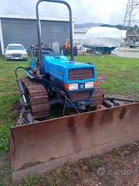 Trattore con apripista landini