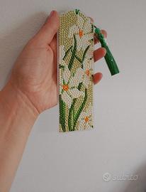 segnalibro rigido verde con i fiori 