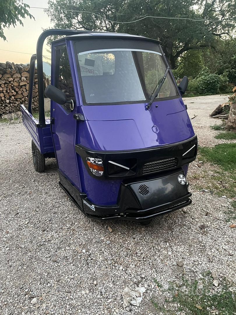 Parking Ape Piaggio Blu 10+ Hundred Ape Piaggio Royalty-Free