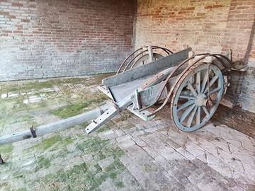 Carretto/Carro in legno d’epoca con ruote in ferro