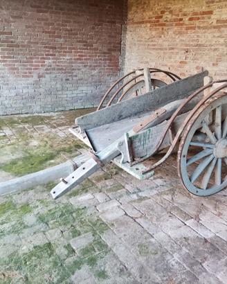 Carretto/Carro in legno d’epoca con ruote in ferro