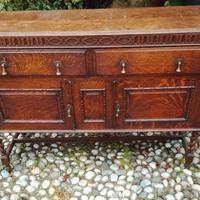 Credenza in stile.
