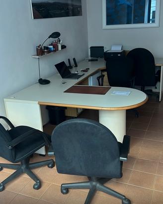 Scrivania da ufficio con tre sedie