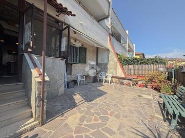 VILLA A SCHIERA CENTRALE A GIUGLIANO IN CAMPANIA