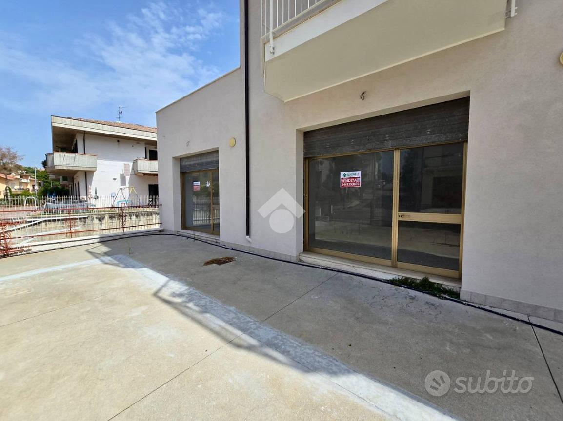 Commercial property, 143 m²