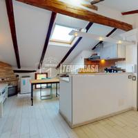Monolocale mansardato al secondo piano, con cantin