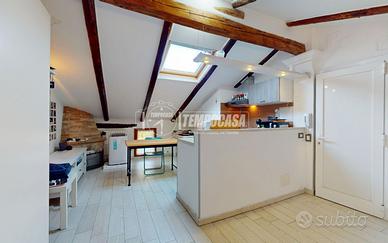 Monolocale mansardato al secondo piano, con cantin