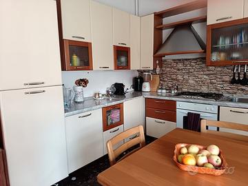 cucina con , forno e frigo 