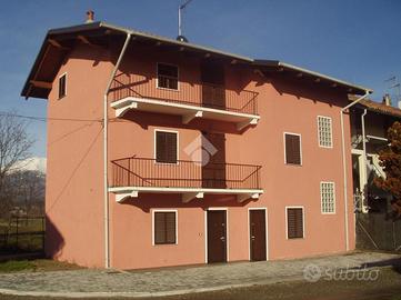 CASA SEMINDIPENDENTE A PAVONE CANAVESE