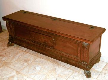 Cassapanca in legno intagliato