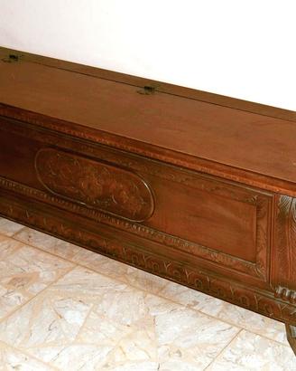 Cassapanca in legno intagliato