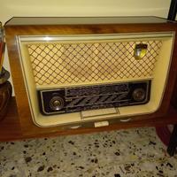Vecchia radio a valvole storica