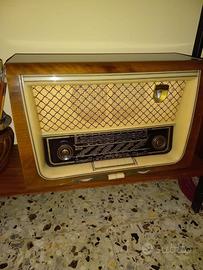 Vecchia radio a valvole storica