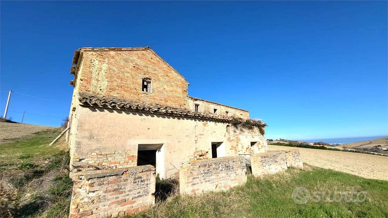 CASOLARE COLONICO DA RISTRUTTURARE con TERRENO - Vista 4
