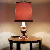 Lampada da tavolo con parulume in tessuto