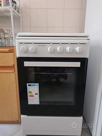 Cucina con fornelli a gas e forno