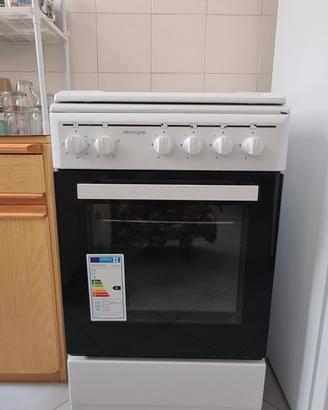 Cucina con fornelli a gas e forno