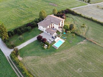 Villa di 350 m² con più di 5 locali e box auto a C