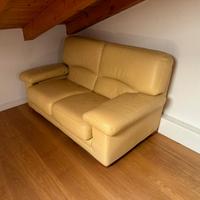 divano giallo in similpelle