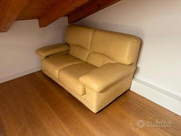 divano giallo in similpelle