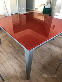 Tavolo in vetro rosso