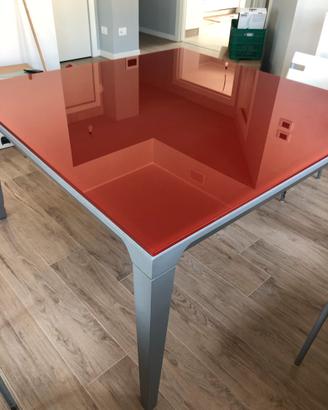 Tavolo in vetro rosso