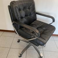 6 poltrone in ecopelle con braccioli e rotelle.