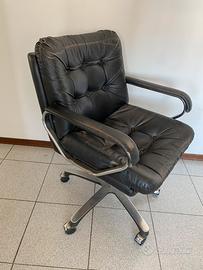 6 poltrone in ecopelle con braccioli e rotelle.