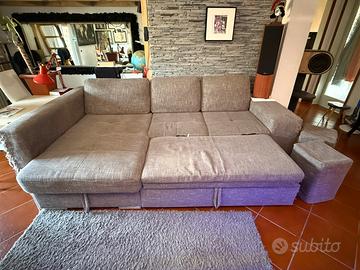 Divano letto a due piazze con pouf