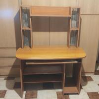 Mobile per PC con ripiani e spazio CD